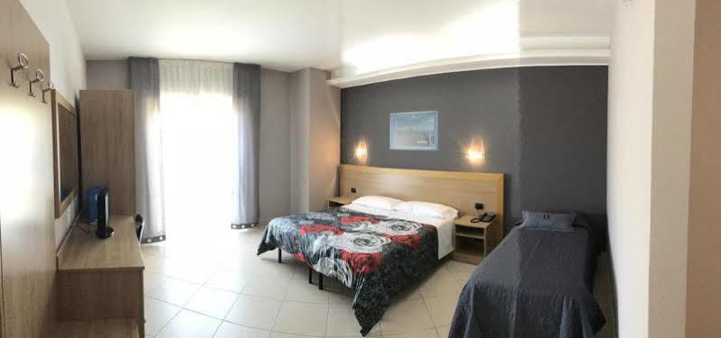 Manhattan Village Hotel Sulmona Eksteriør bilde