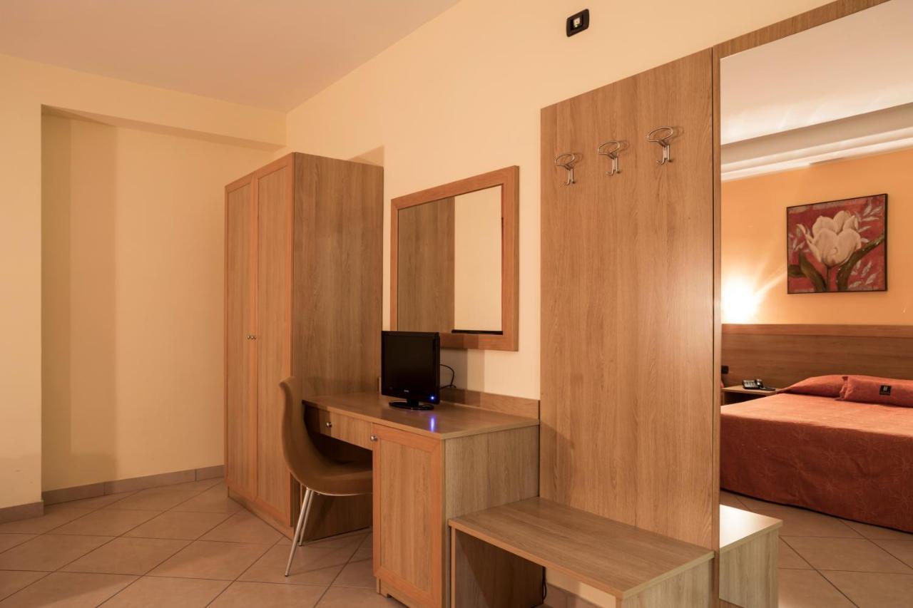 Manhattan Village Hotel Sulmona Eksteriør bilde