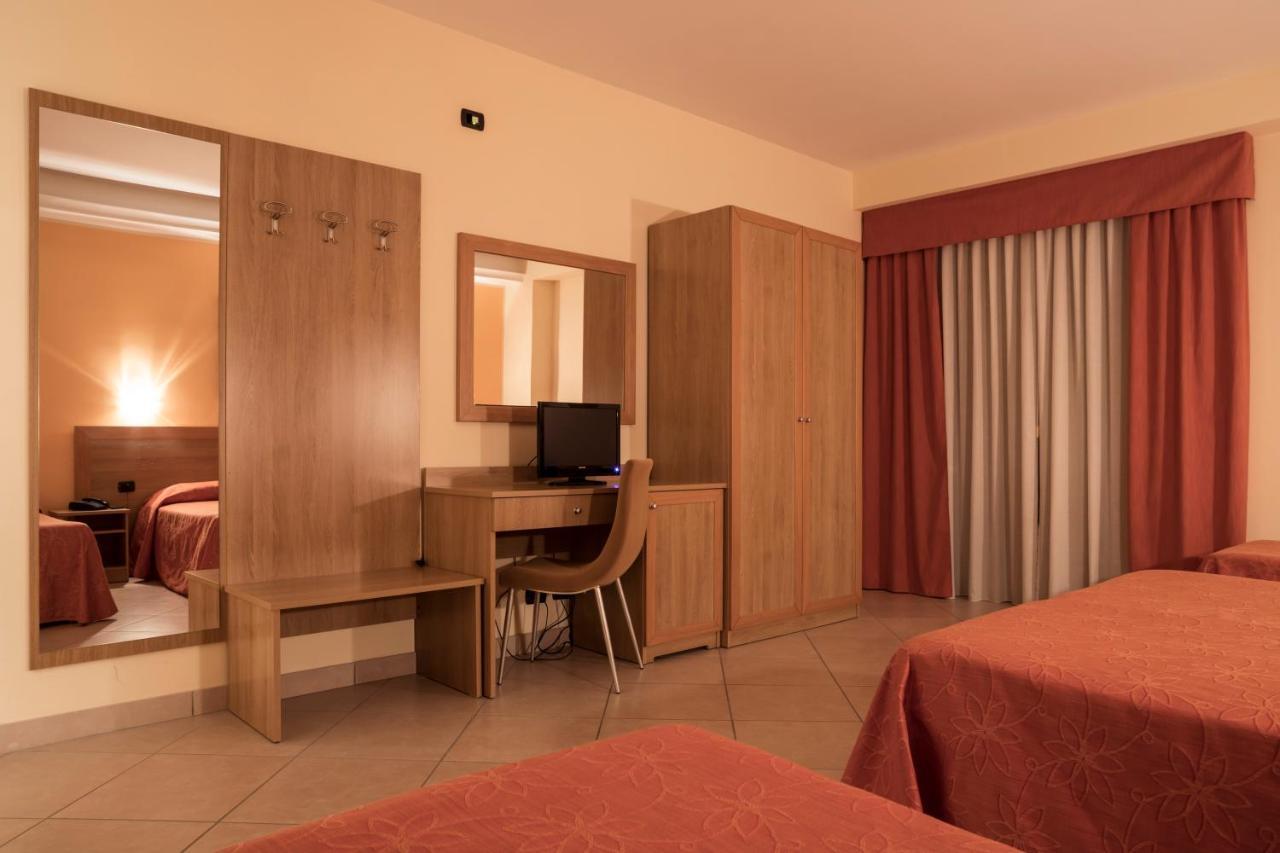 Manhattan Village Hotel Sulmona Eksteriør bilde