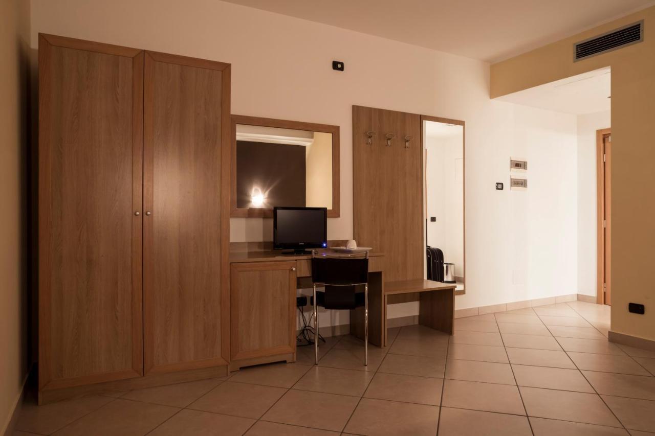 Manhattan Village Hotel Sulmona Eksteriør bilde