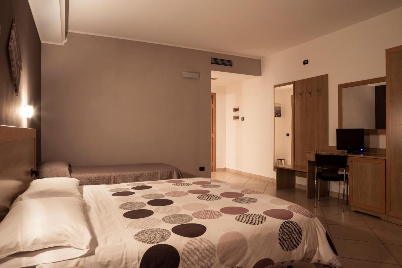 Manhattan Village Hotel Sulmona Eksteriør bilde