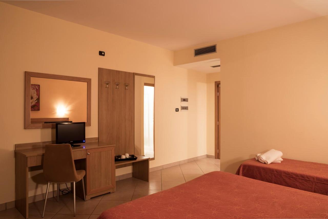 Manhattan Village Hotel Sulmona Eksteriør bilde