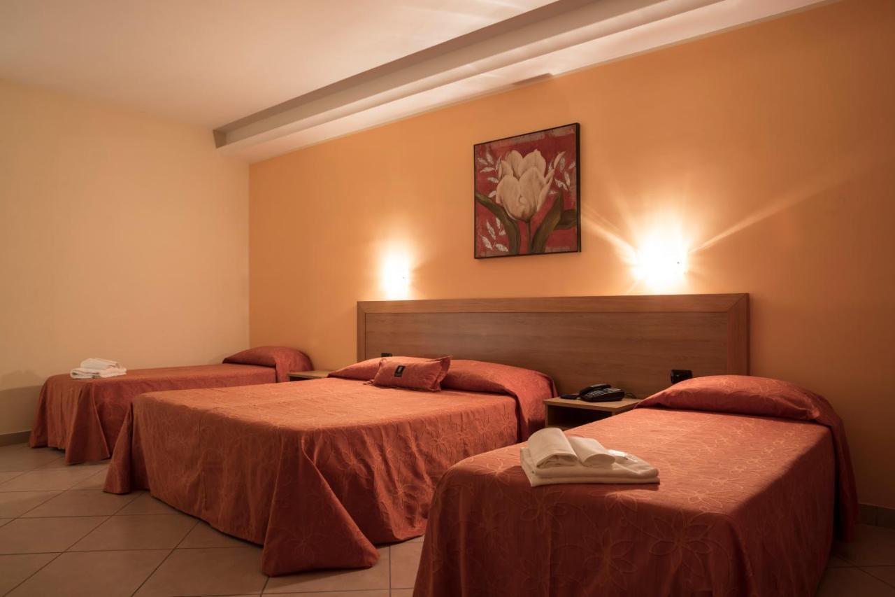 Manhattan Village Hotel Sulmona Eksteriør bilde