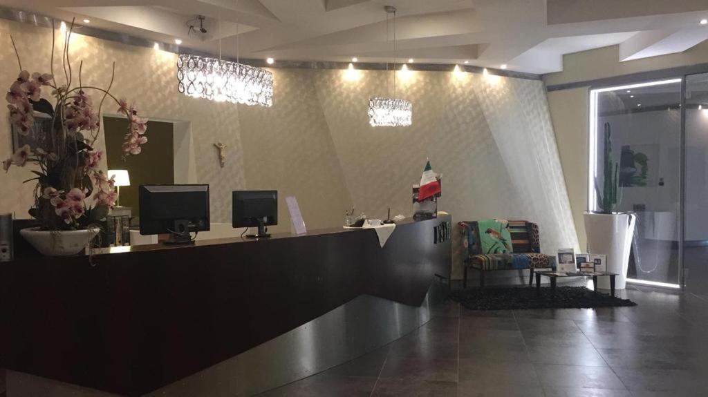 Manhattan Village Hotel Sulmona Eksteriør bilde